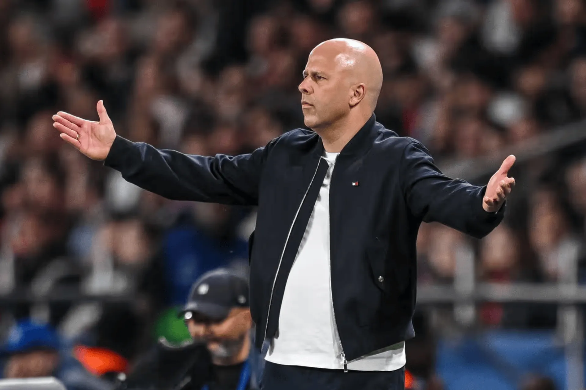 开云手机注册-跟队：斯洛特在勇敢与愚蠢间走钢丝，对巴黎三中卫险成灾难